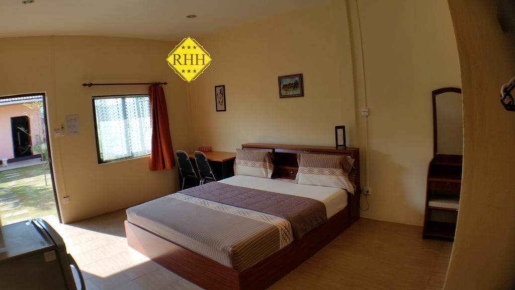 Rainbow Hill Hotel Nang Rong Room photo